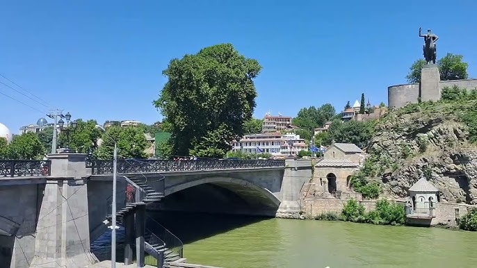 ამ წუთებში ახალგაზრდა ბიჭი მტკვარში გადახტომას აპირებს , ხალხი ცდილობს გადააფიქრებინონ !!! Live ჩართვა ადგილიდან