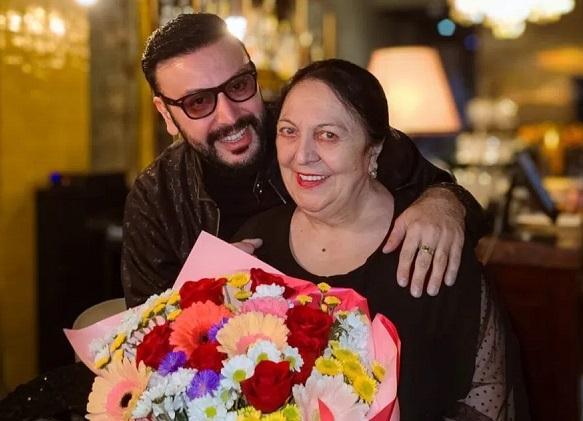 “მე ასეთი დედის გაზრდილი ვარ” – ანრი ჯოხაძემ გარდაცვლილ დედაზე საუბრისას ამბავი გაიხსენა, რომელიც აგატირებთ