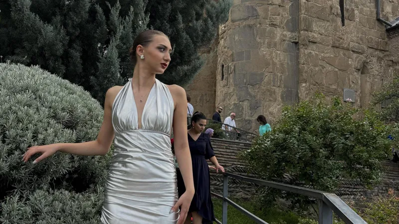 ტრაგედია თბილისში: ავარიას 20 წლის გოგონა ემსხვერპლა – “ნინიმ იბრძოლა, ემიგრაციიდან ჩამოსულ დედას, ცოცხალი რომ დახვედროდა… ნახა დედა და 3 წუთში დაიღუპა”