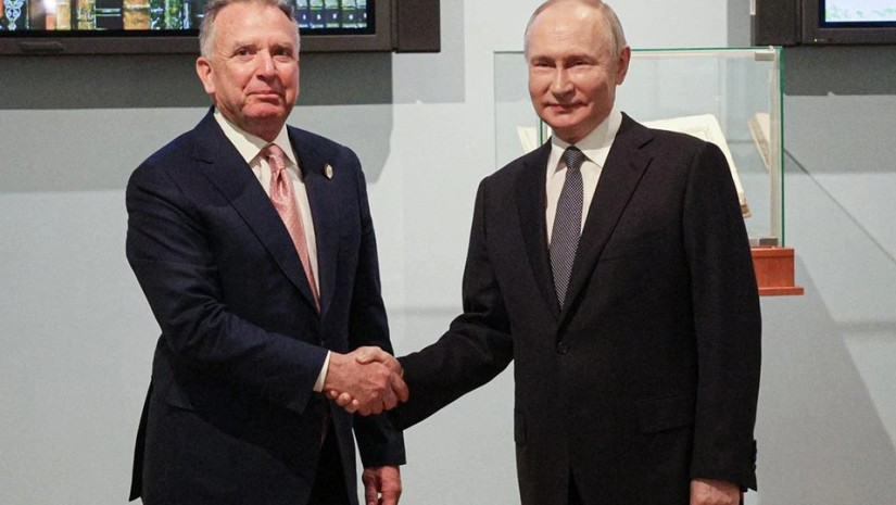 ცნობილია რა იდო ყუთში, რომელიც სტივ უიტკოფმა ტრამპს პუტინისგან საჩუქრად ჩაუტანა