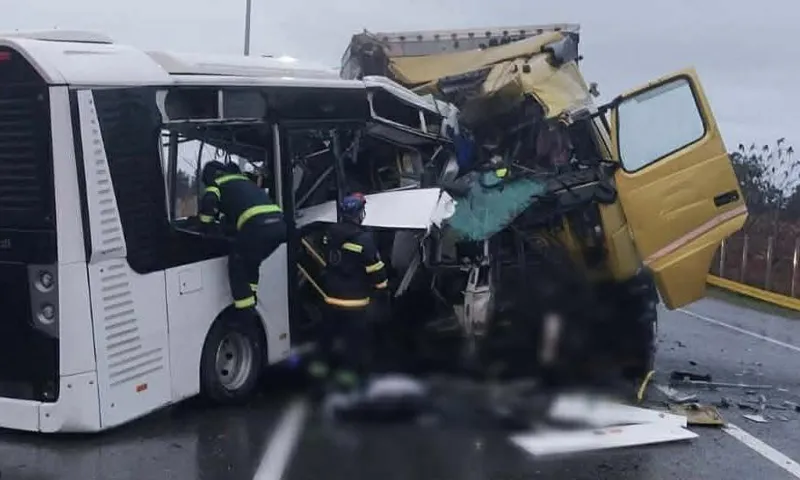 ტრაგედია ქობულეთში – სატვირთოს და ავტობუსის შეჯახების შედეგად ორი ახალგაზრდა დაიღუპა: დეტალები