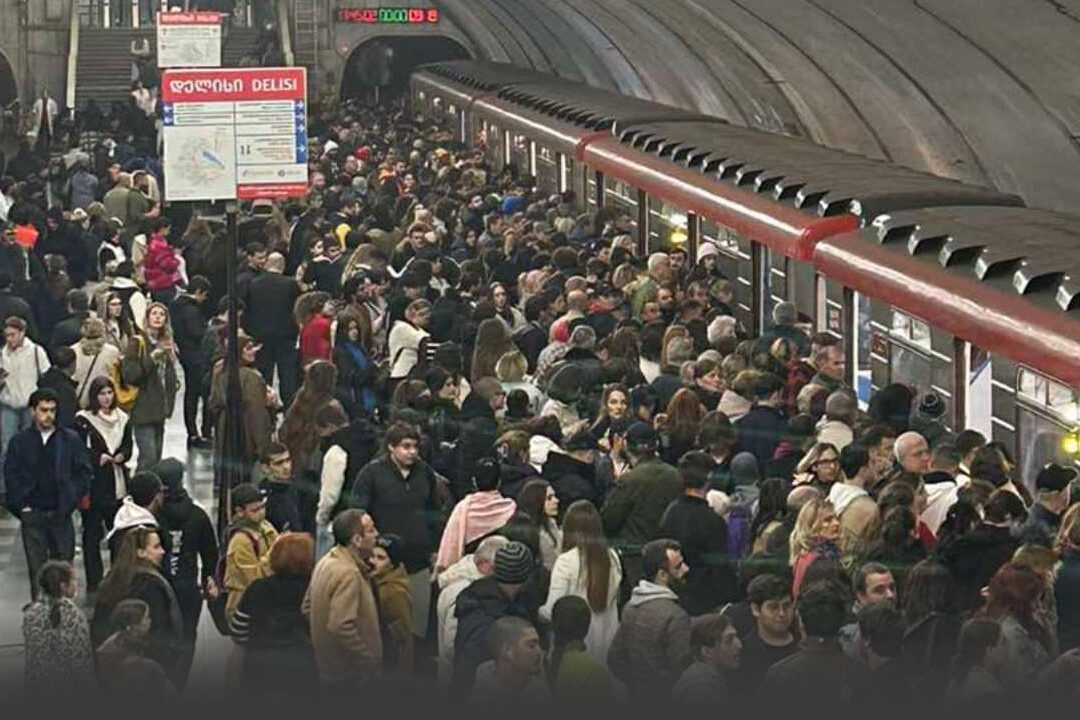  არსებული ინფორმაციით, მეტროსადგურ დელისზე მატარებელს ცეცხლი გაუჩნდა