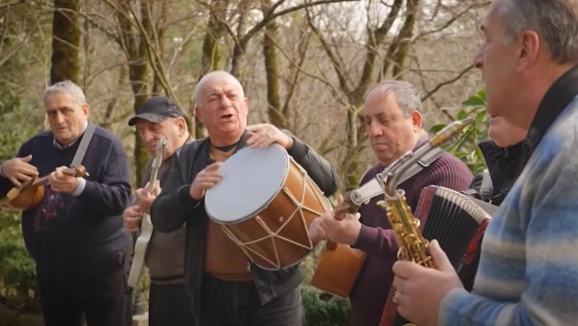 VIDEO: გაიცანით ქუთაისელი „ფინქ ფლოიდები“, რომლებმაც როკ ბენდების მეგა ჰიტებით ინტერნეტსივრცე დაიპყრეს