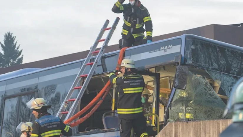 ავტობუსი შენობას შეეჯახა, დაიღუპა 13 წლის მოზარდი – ტრაგედია მოხდა